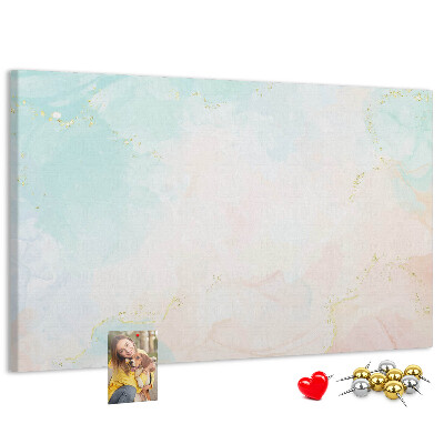 Tablero de corcho decorado con delicados lunares en tonos pastel y detalles dorados