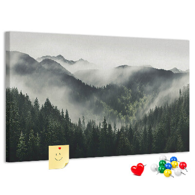 Tablero de anuncios Panorama montañoso brumoso con un bosque de pinos