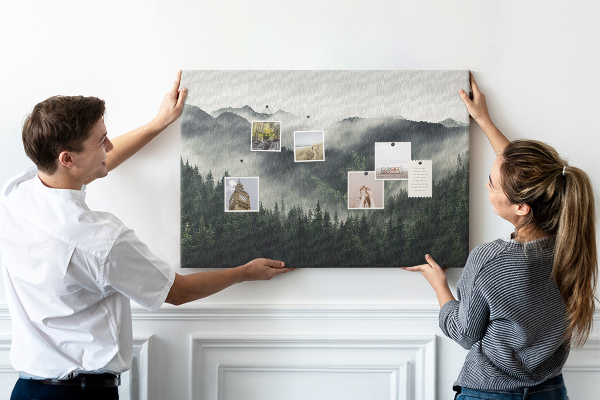 Tablero de anuncios panorama montañoso brumoso con bosque de pinos
