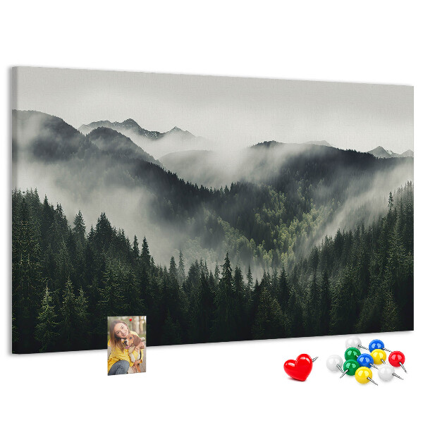 Tablero de anuncios panorama montañoso brumoso con bosque de pinos