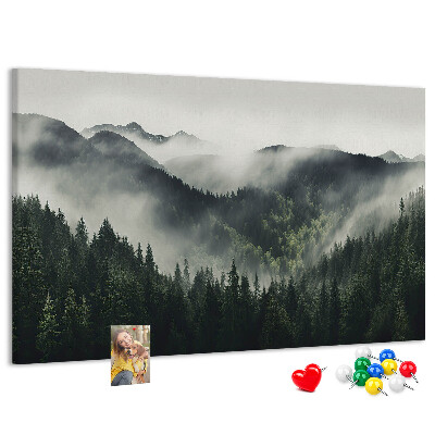 Tablero de anuncios panorama montañoso brumoso con bosque de pinos