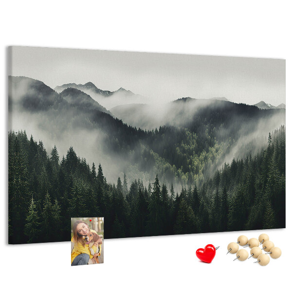 Tablero de anuncios panorama montañoso brumoso con bosque de pinos