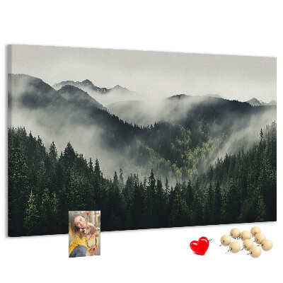 Tablero de anuncios panorama montañoso brumoso con bosque de pinos