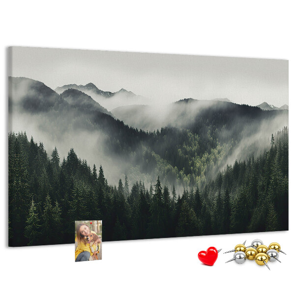 Tablero de anuncios panorama montañoso brumoso con bosque de pinos