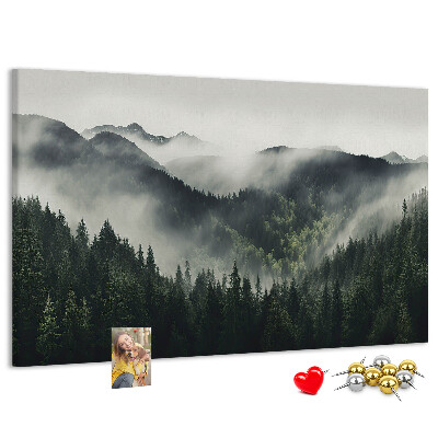 Tablero de anuncios panorama montañoso brumoso con bosque de pinos