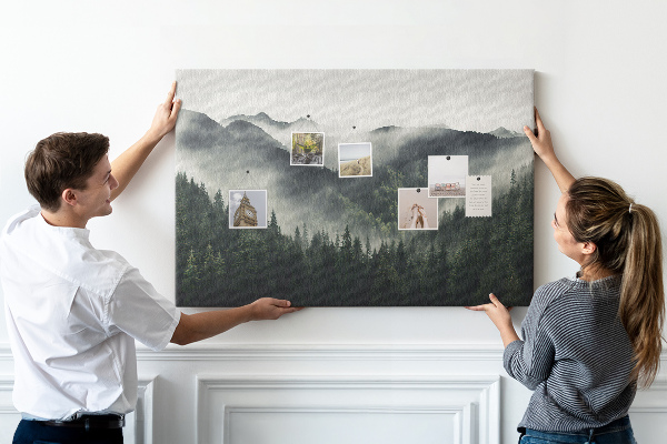 Tablero de anuncios panorama montañoso brumoso con bosque de pinos