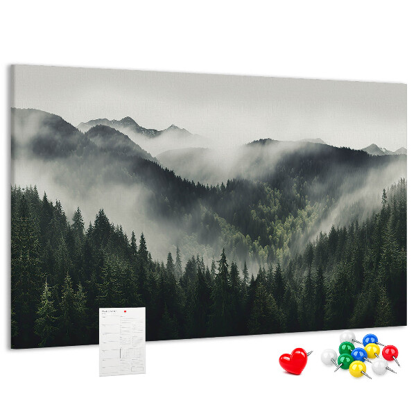 Tablero de anuncios panorama montañoso brumoso con bosque de pinos