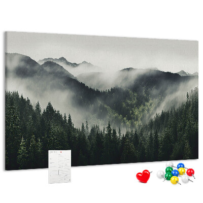 Tablero de anuncios panorama montañoso brumoso con bosque de pinos