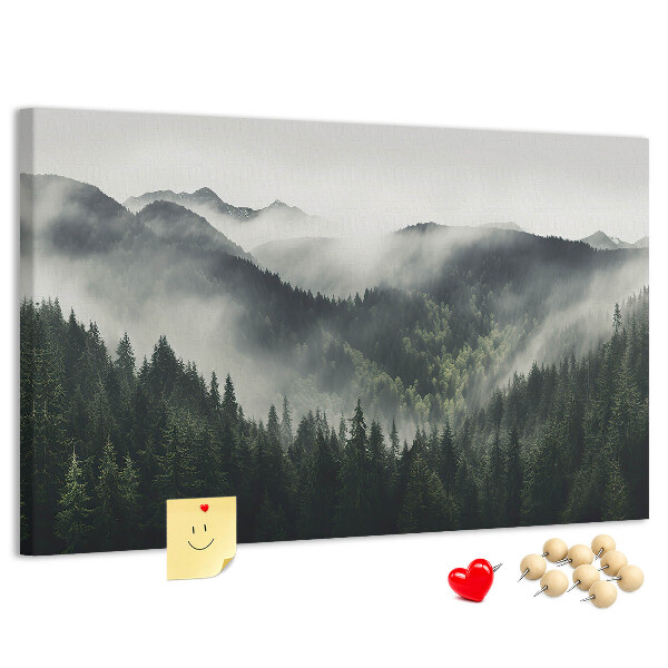 Tablero de anuncios panorama montañoso brumoso con bosque de pinos