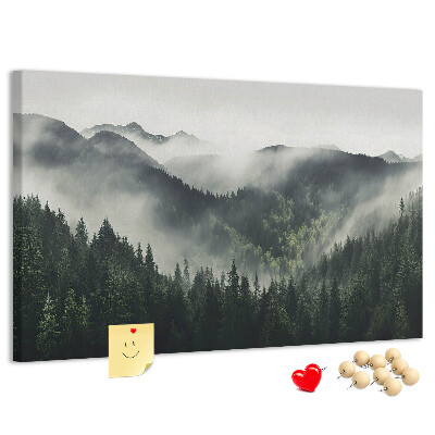 Tablero de anuncios panorama montañoso brumoso con bosque de pinos