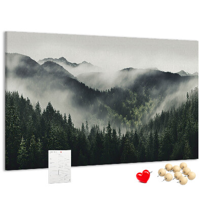 Tablero de anuncios panorama montañoso brumoso con bosque de pinos