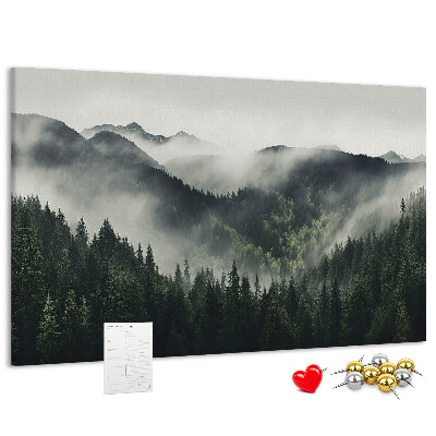 Tablero de anuncios panorama montañoso brumoso con bosque de pinos