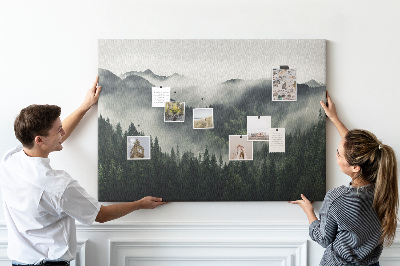 Tablero de anuncios panorama montañoso brumoso con bosque de pinos
