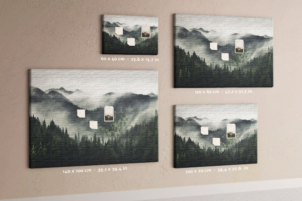 Tablero de anuncios panorama montañoso brumoso con bosque de pinos
