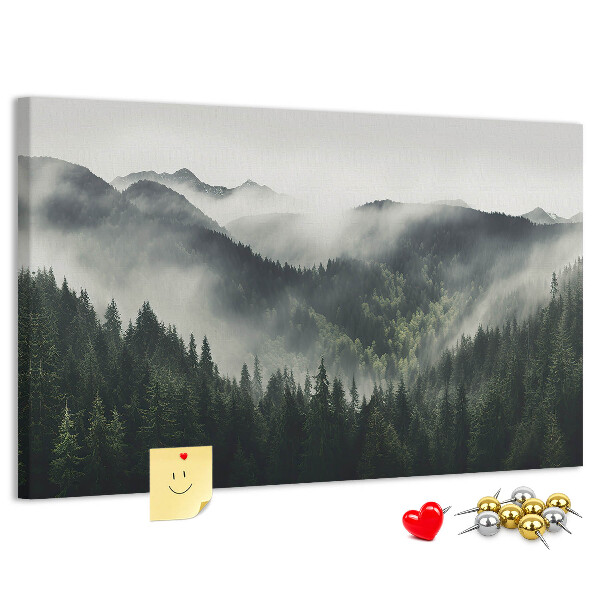 Tablero de anuncios panorama montañoso brumoso con bosque de pinos