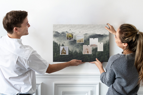 Tablero de anuncios panorama montañoso brumoso con bosque de pinos