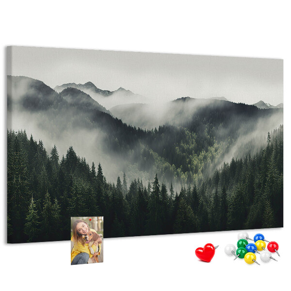 Tablero de anuncios panorama montañoso brumoso con bosque de pinos