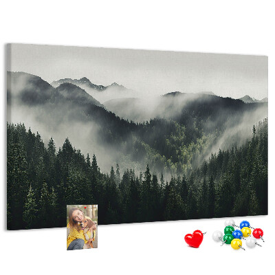 Tablero de anuncios panorama montañoso brumoso con bosque de pinos