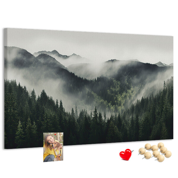 Tablero de anuncios panorama montañoso brumoso con bosque de pinos