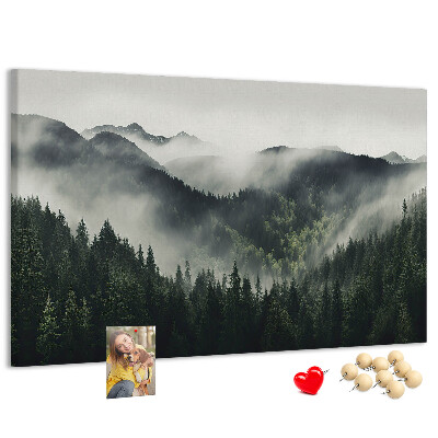 Tablero de anuncios panorama montañoso brumoso con bosque de pinos