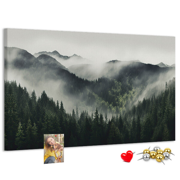 Tablero de anuncios panorama montañoso brumoso con bosque de pinos