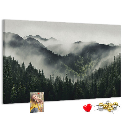 Tablero de anuncios panorama montañoso brumoso con bosque de pinos