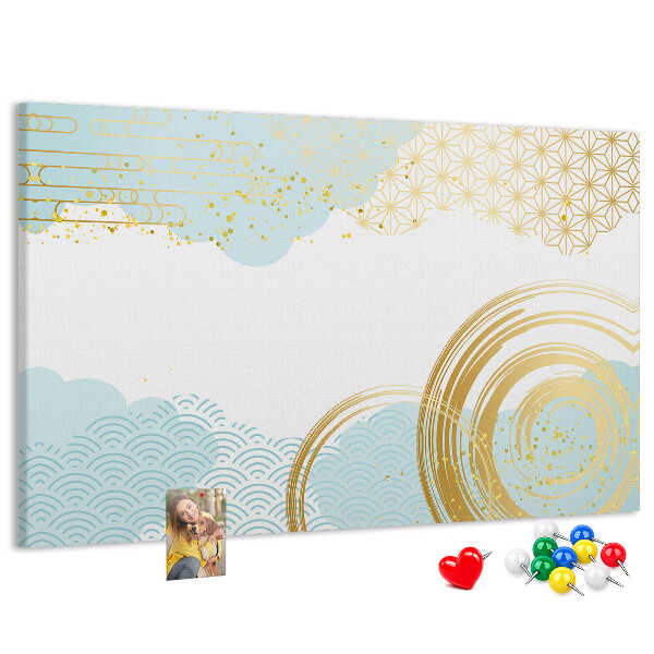 Pizarra de corcho con diseño de espirales doradas sobre fondo azul