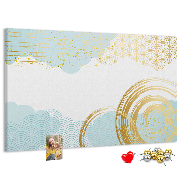 Pizarra de corcho con diseño de espirales doradas sobre fondo azul