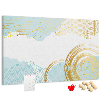 Pizarra de corcho con diseño de espirales doradas sobre fondo azul