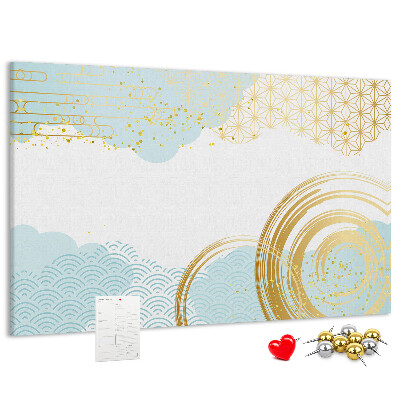 Pizarra de corcho con diseño de espirales doradas sobre fondo azul