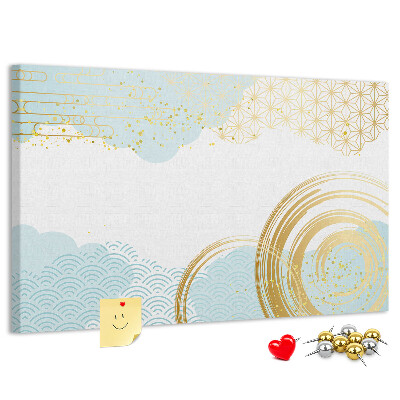 Pizarra de corcho con diseño de espirales doradas sobre fondo azul