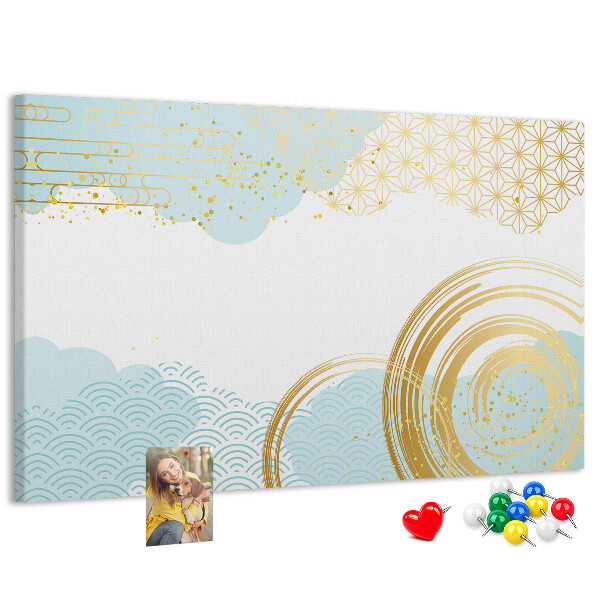 Pizarra de corcho con diseño de espirales doradas sobre fondo azul
