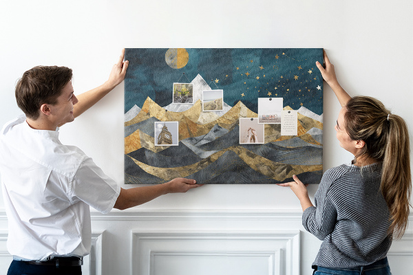 Tablero de corcho decorado diseño de montañas doradas bajo el cielo nocturno