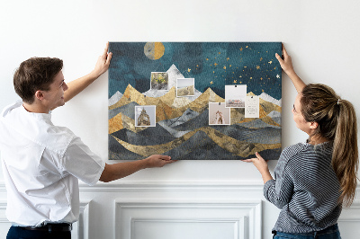 Tablero de corcho decorado diseño de montañas doradas bajo el cielo nocturno