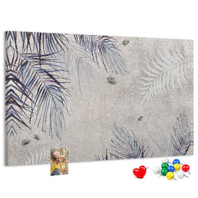 Tablero de anuncios hojas delicadas sobre fondo gris