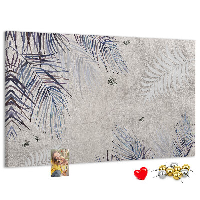Tablero de anuncios hojas delicadas sobre fondo gris