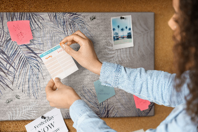 Tablero de anuncios hojas delicadas sobre fondo gris