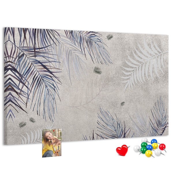 Tablero de anuncios hojas delicadas sobre fondo gris