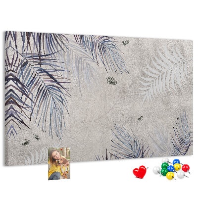Tablero de anuncios hojas delicadas sobre fondo gris