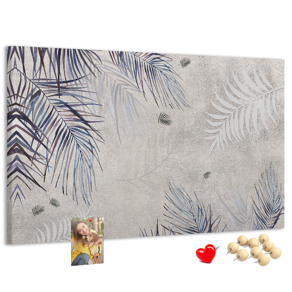 Tablero de anuncios hojas delicadas sobre fondo gris
