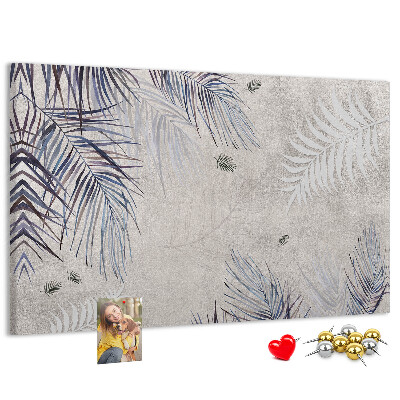 Tablero de anuncios hojas delicadas sobre fondo gris
