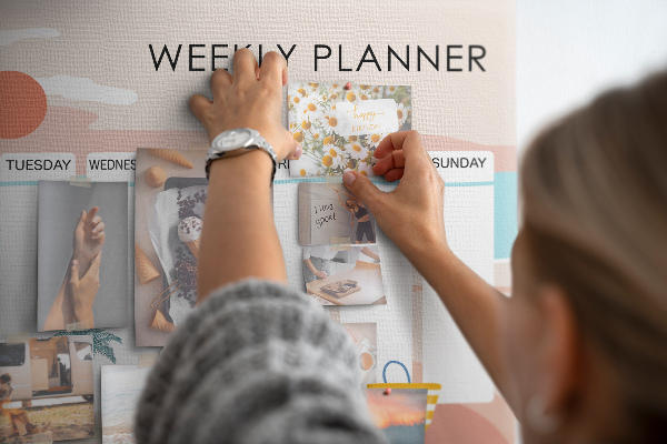 Pizarra de corcho con diseño de agenda semanal y temática de playa
