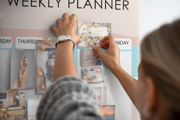 Pizarra de corcho con diseño de agenda semanal y temática de playa