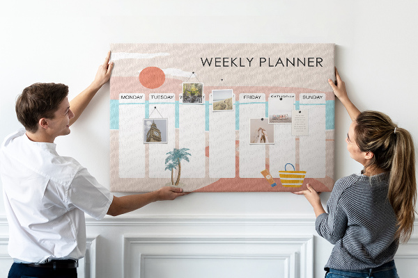 Pizarra de corcho con diseño de agenda semanal y temática de playa