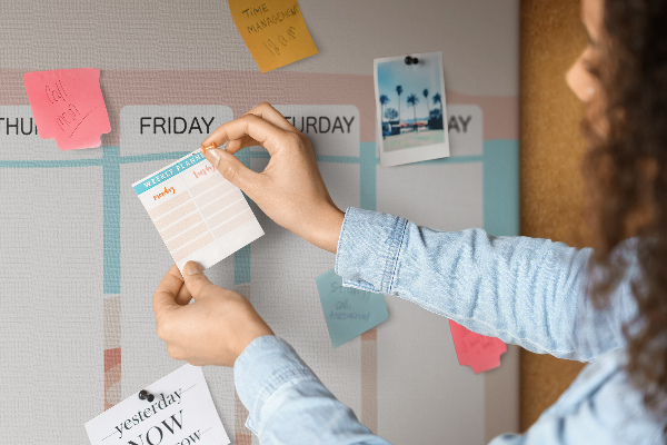 Pizarra de corcho con diseño de agenda semanal y temática de playa