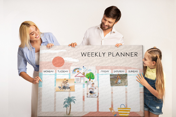 Pizarra de corcho con diseño de agenda semanal y temática de playa