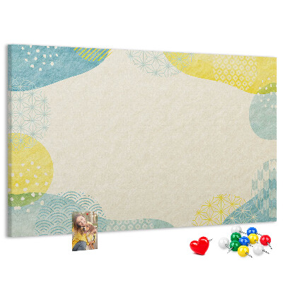 Tablero de corcho decorado con formas coloridas en tonos delicados