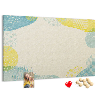 Tablero de corcho decorado con formas coloridas en tonos delicados