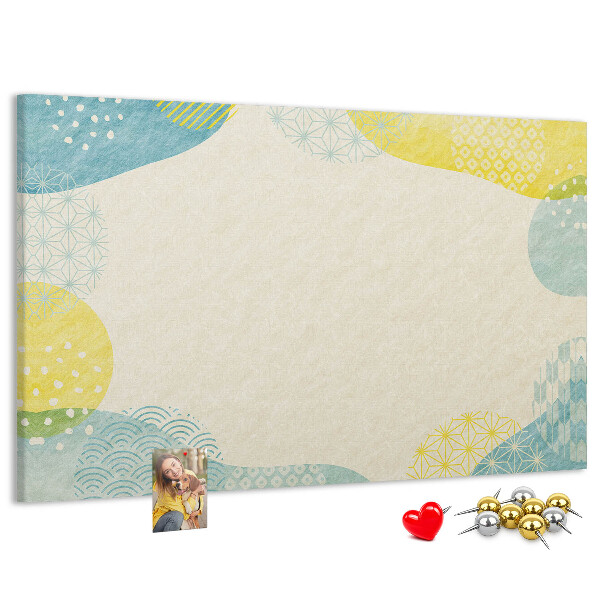 Tablero de corcho decorado con formas coloridas en tonos delicados