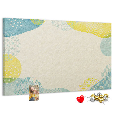 Tablero de corcho decorado con formas coloridas en tonos delicados